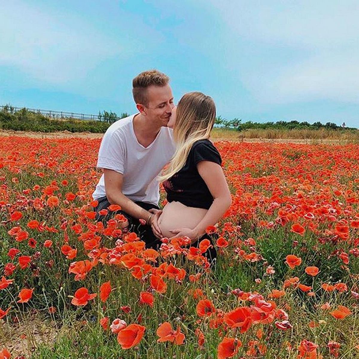 Bibi und Julian posieren im Kurzurlaub in Spanien in einem Mohnblumen-Feld