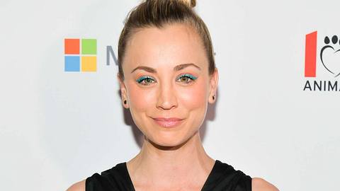 „Big Bang Theory“-Star Kaley Cuoco: Hate wegen Maske - Foto: Getty Images