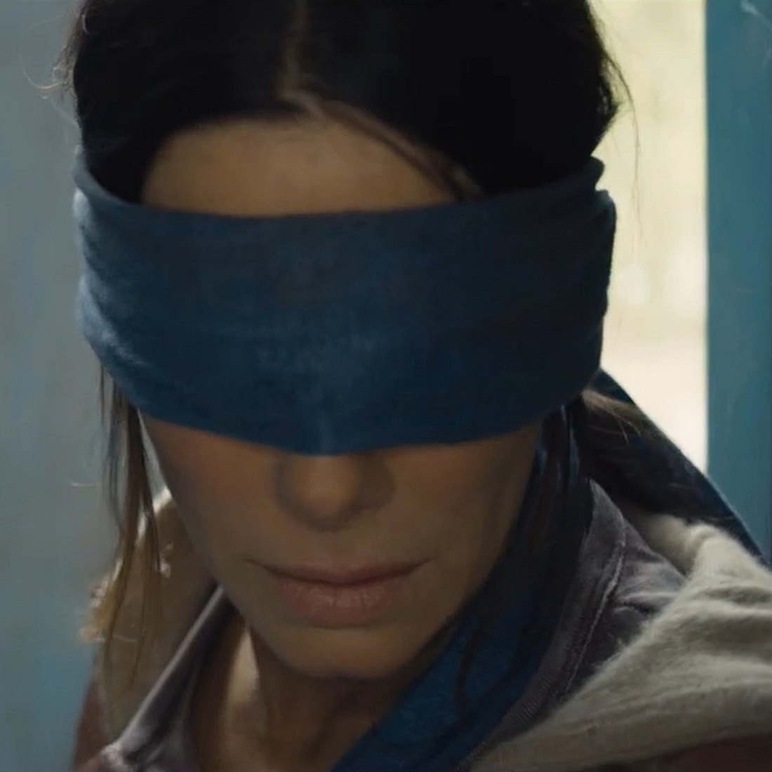 Sandra Bullock mit verbundenen Augen in Bird Box.