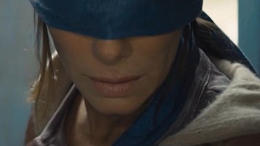 Sandra Bullock mit verbundenen Augen in Bird Box. - Foto: Netflix