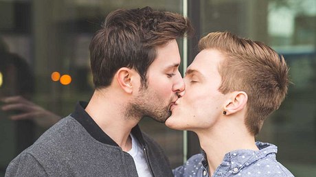 Bisexuell lieben! Was heißt das? - Foto: FatCamera / iStockphoto