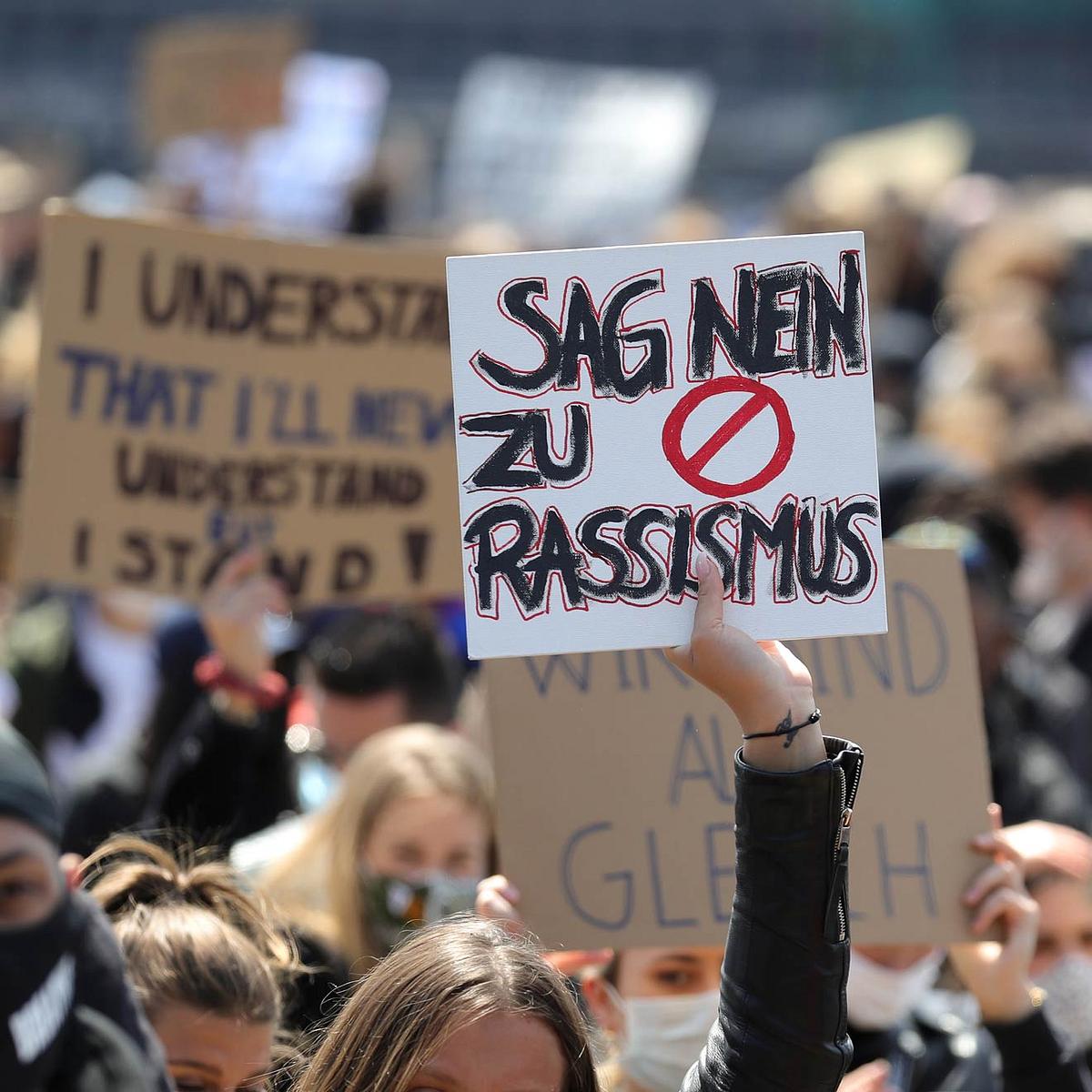 Blacklivesmatter, BLM bewegung, Rassismus, Rassismus in Deutschland, gegen Rassismus, Alltagsrassismus, mode gegen Rassismus, statement tshirt, blacklivesmatter deutschland, Pride Month, riccardo simonetti about you kollektion