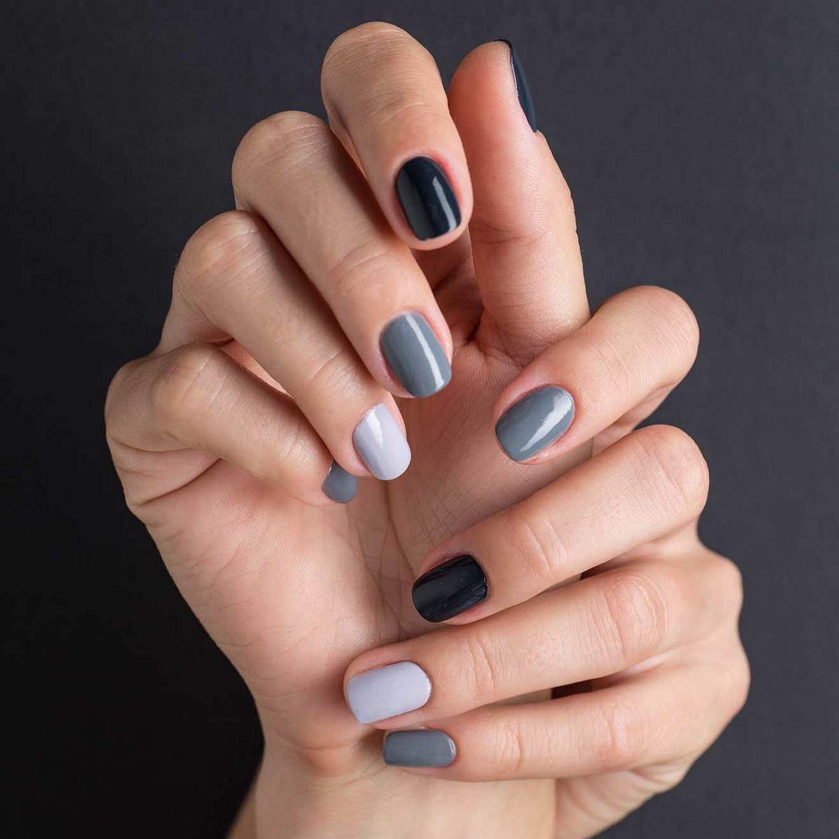 Breite fingernägel, breite fingernägel lackieren, beauty tipps, maniküre tipps, nägel richtig lackieren, nagellack auftragen, breite fingernägel schmaler, so wirken Nägel schmaler