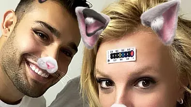 So süß, wie sich Boyfriend Sam Asghari um Britney kümmert, kann es ihr nur schnell wieder besser gehen - Foto: Instagram @britneyspears