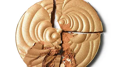 Bronzer richtig auftragen - Foto: Alamy