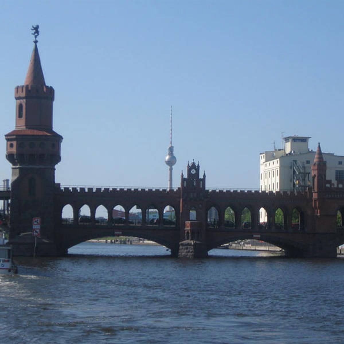 Das ist die Oberbaumbrücke in Kreuzberg.