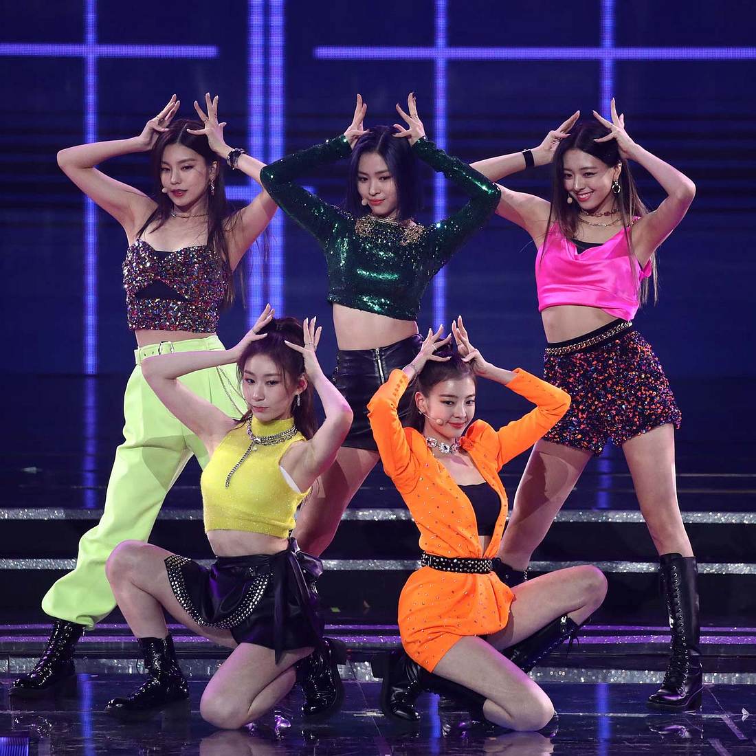 BTS, BLACKPINK und Co. – Die coolsten Bühnen-Outfits der K-Pop-Stars Itzy