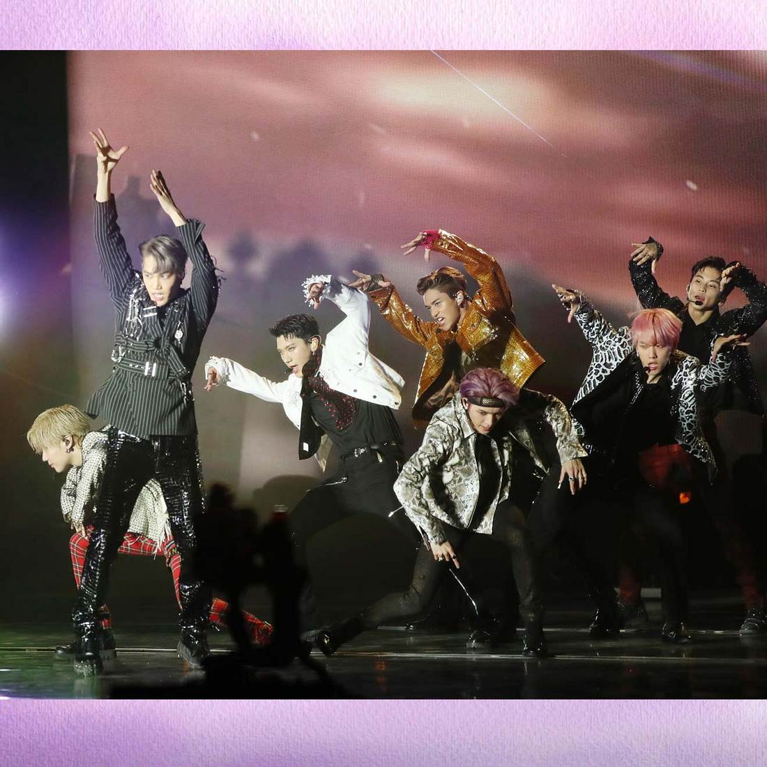 BTS, BLACKPINK und Co. – Die coolsten Bühnen-Outfits der K-Pop-Stars SuperM