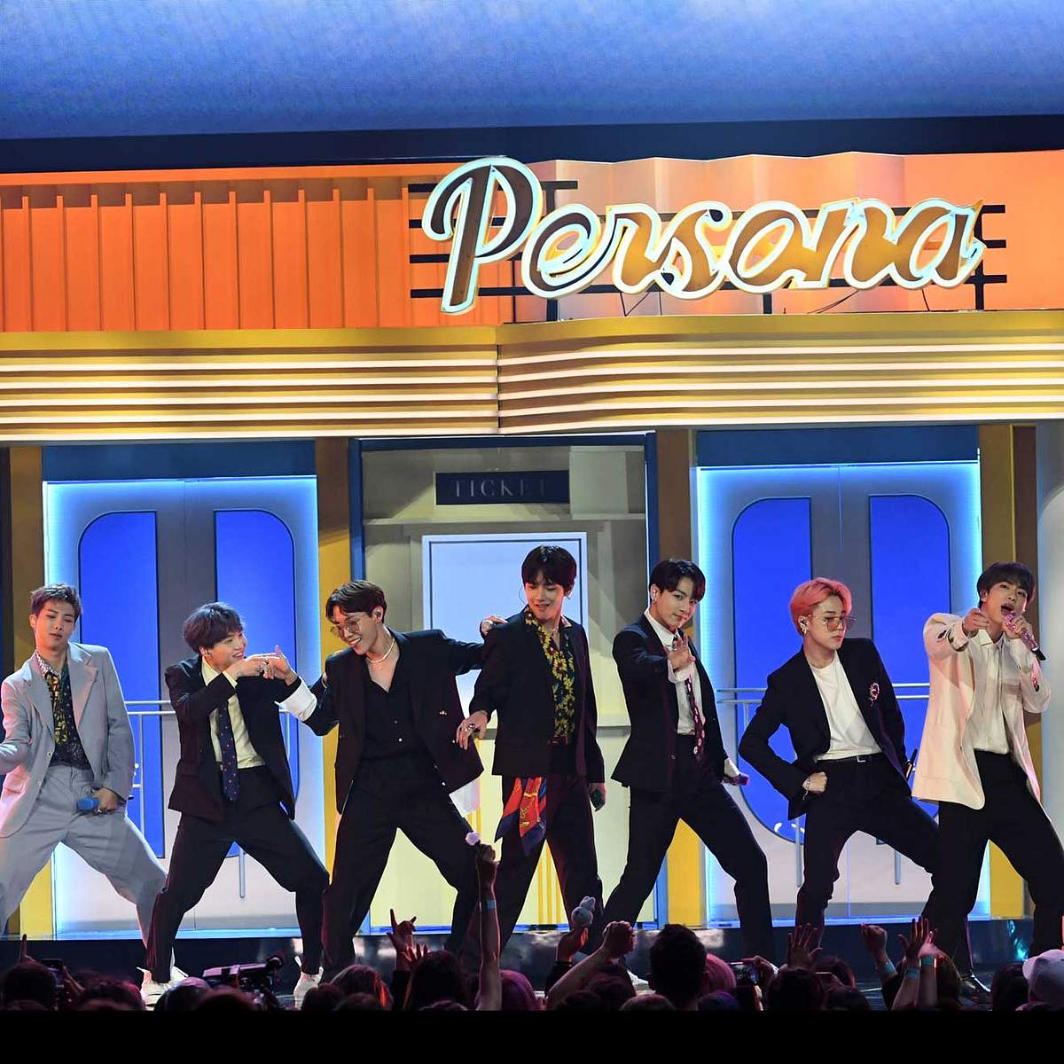 BTS: Die K-Pop-Stars bringen Kontakt-Linsen auf den Markt