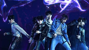 Ausnahmezustand bei Konzert: 100.000 Fans feiern BTS! - Foto: Getty Images