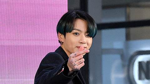 Obwohl Jungkook sich in Quarantäne begeben hätte sollen, arbeitete der K-Pop Star weiter und verließ seine Wohnung einige Male. Nun musste er einen Corona-Test machen. - Foto: Getty Images