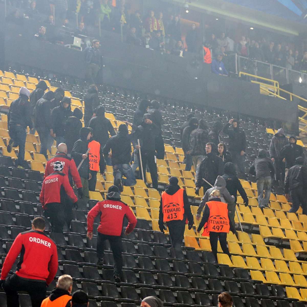 Gegen Galatasaray-Anhänger ermittelt die Polizei nun wegen versuchten Totschlags.