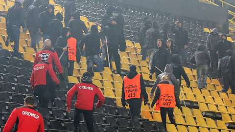 Gegen Galatasaray-Anhänger ermittelt die Polizei nun wegen versuchten Totschlags. - Foto: getty images