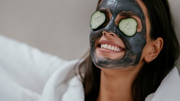 Gesichtsmasken können wahre Wunder gegen Pickel bewirken - Foto: iStock