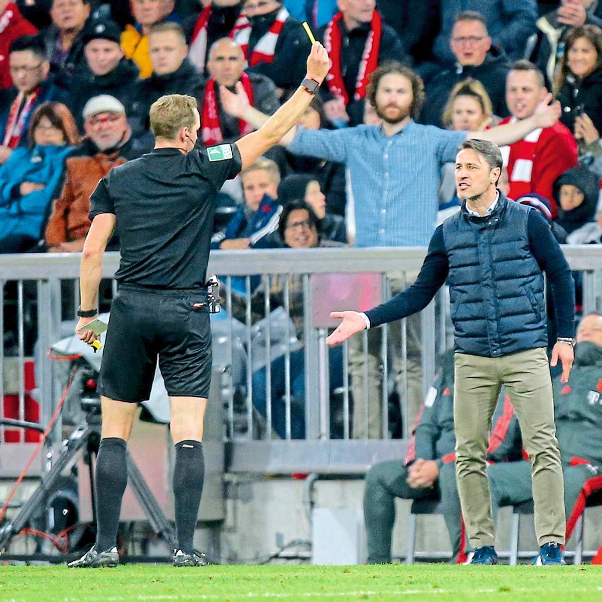 Ab der neuen Saison können auch Trainer und Vereinsoffizielle Gelbe oder sogar Rote Karten bekommen.