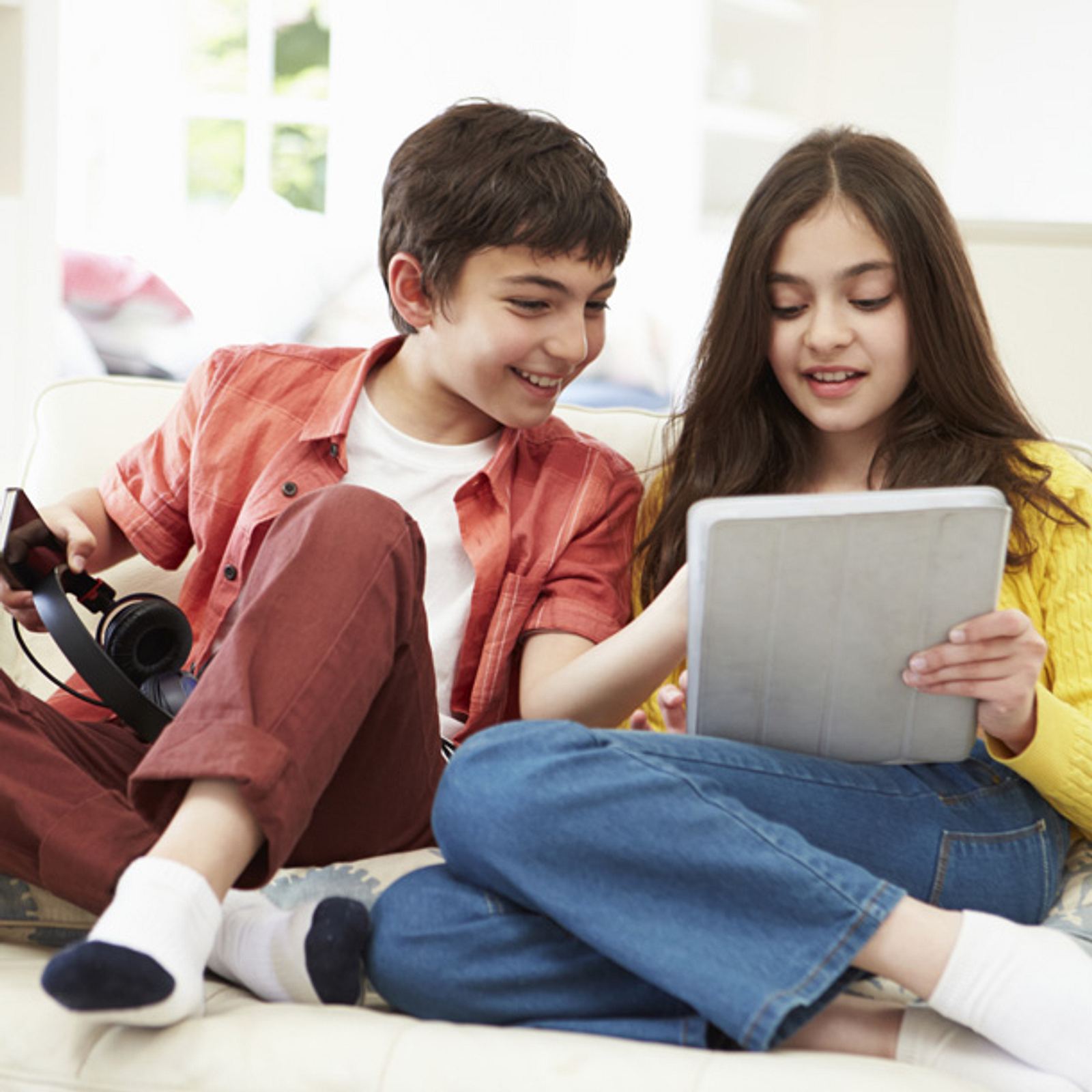 Телевизор для детей. She was watching the children play. Boy watching tv. Family watching tv. Телевизор для детей.