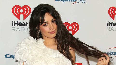 Eine lange braune Mähne mit dem ikonischen Pony – so kennen wir Camila Cabello. Diese Frisur trägt die 23-Jährige schon seit ihrer Kindheit. - Foto: Getty Images