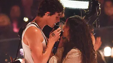 Camila Cabello & Shawn Mendes: So lustig reagieren die Stars auf den Fail-Kuss bei den VMAs - Foto: Getty Images