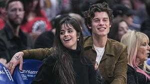 Camila Cabello und Shawn Mendes 2019 gemeinsam bei einem Basektballspiel - Foto: IMAGO / xJAVIERxROJASx