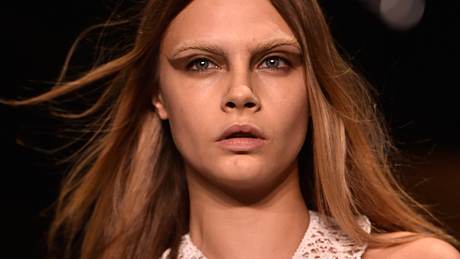 So sieht Cara Delevingne ohne Augenbrauen aus - Foto: Getty Images