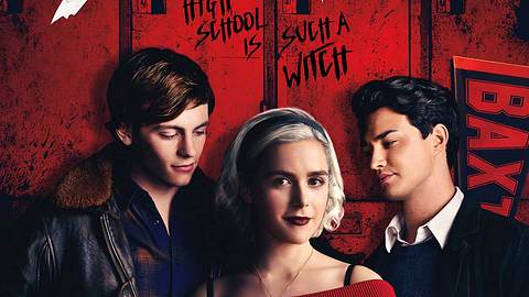 Das Sabrina-Trio: Ross Lynch (links) und Gavin Leatherwood (rechts) erzählen von ihren Kuss-Szenen mit Kiernan Shipka! - Foto: Netflix