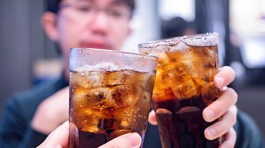 Cola und Co.: Das machen die Getränke wirklich mit deinem Körper - Foto: Sirapat / iStockphoto