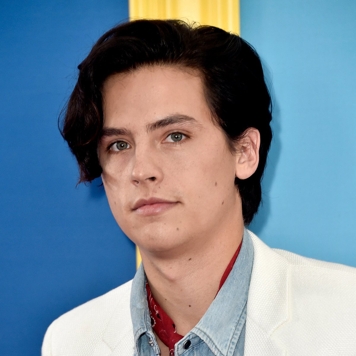 Eigentlich ist „Riverdale“-Star Cole Sprouse mit Lili Reinhart zusammen. Doch jetzt kuschelt er mit einer anderen!