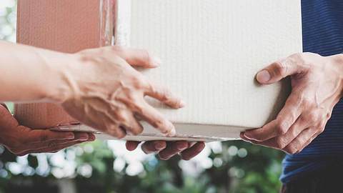 Die Corona-Krise stellt unseren Alltag auf den Kopf. Mit welchen Einschränkungen müssen wir bei der Paketzustellung rechnen? - Foto: Stock.adobe.com/freedomz