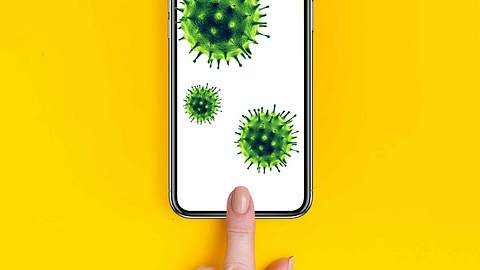 Auf dem Handy-Display tummeln sich viele Keime, auch Corona-Erreger? - Foto: Shutterstock, stock.adobe.com/ Feydzhet Shabanov