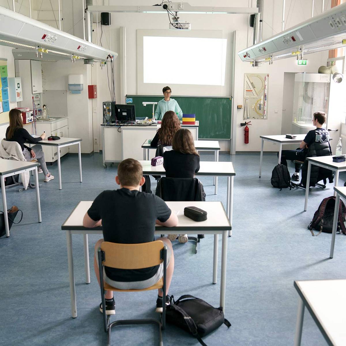 Einige Schulen haben bereits wieder geöffnet, aber es gelten besondere Abstands- und Hygieneregeln. Diese werden auch weiterhin eingehalten, falls die Schule in den Sommerferien öffnet.