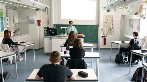 Einige Schulen haben bereits wieder geöffnet, aber es gelten besondere Abstands- und Hygieneregeln. Diese werden auch weiterhin eingehalten, falls die Schule in den Sommerferien öffnet. - Foto: 2020 Getty Images