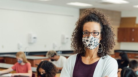 Corona-Warnung für den Winter: Machen jetzt die Schulen wieder dicht? - Foto: iStock/RichVintage