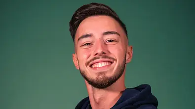 „Das Internat“-Star Mario Novembre über Hater: „Euch kann man gar nicht mehr helfen“ - Foto: PR / Joyn