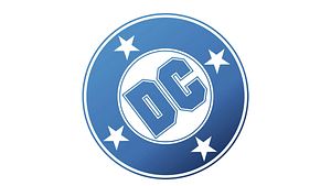 Man sieht das Logo von „DC Studios“ bestehend aus einem blauen Kreis mit vier Sternen und dem Schriftzug DC in der Mitte. - Foto: IMAGO / imagebroker