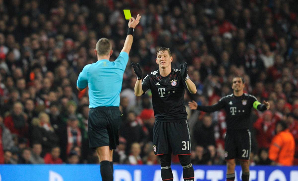 Bastian Schweinstieger sieht gegen Arsenal seine dritte gelbe Karte.