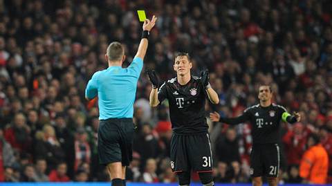 Bastian Schweinstieger sieht gegen Arsenal seine dritte gelbe Karte.