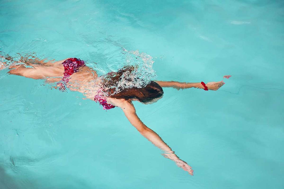 Diese Tipps sorgen für ein schönes Dekolleté: Schwimmen gehen