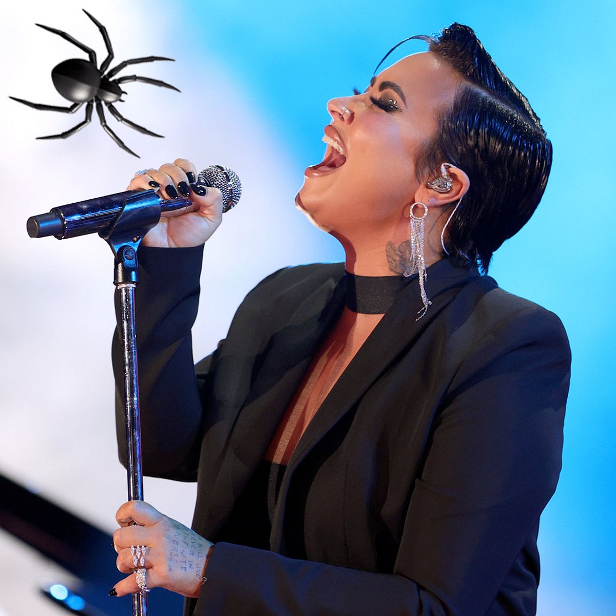 Demi Lovato schockt mit XL-Spinnen-Tattoo auf der Kopfhaut!