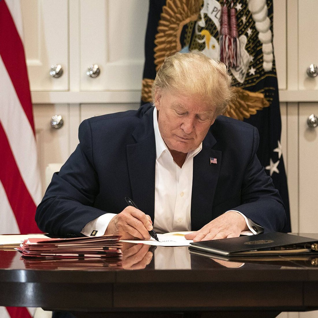Donald Trump peinliche Momente: Fake-Unterschrift auf leerem Blatt