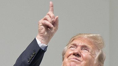 Donald Trump peinliche Momente: Sonnenfinsternis-Panne - Foto: IMAGO / Starface
