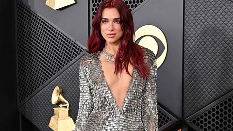 Auf dem Roten Teppich ist Dua Lipa noch ohne Callum Turner unterwegs - Foto: IMAGO / FV / Cover Images