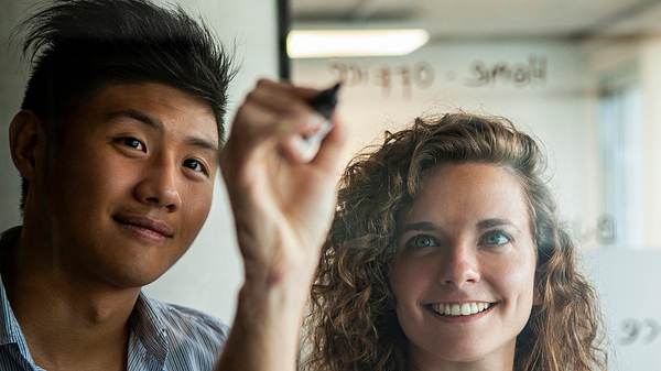 Duales Studium für Betriebswirtschaftslehre - Foto: Mindful Media / iStockPhoto