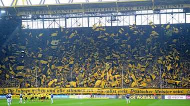 Die Südtribüne im BVB-Stadion mit Ultras und jeder Menge Fans