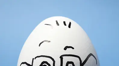 Ja, du hast richtig gelesen: Ein Mann hat ein Ei gelegt! - Foto: iStock