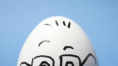 Ja, du hast richtig gelesen: Ein Mann hat ein Ei gelegt! - Foto: iStock