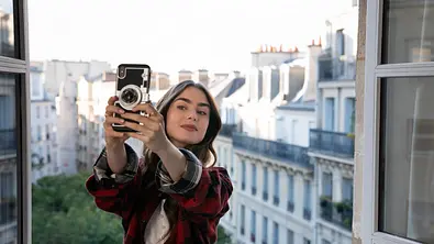 Lily Collins als Emily Cooper in „Emily in Paris“ - Foto:  IMAGO / ZUMA Press