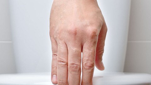 Er benutzte sein ganzes Leben lang die Toilette falsch! - Foto: Cunaplus_M.Faba / iStockphoto