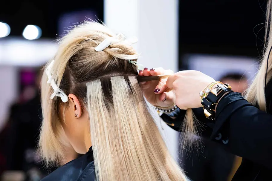 Extensions: Welche Methoden zur Haarverlängerung gibt es? Die Tape-Technik!
