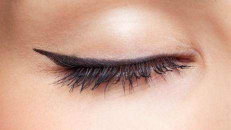 Eyeliner auftragen: Dieser Lidstrich passt zu deiner Augenform - Foto: stock.adobe.com/ Sergey Pristyazhnyuk