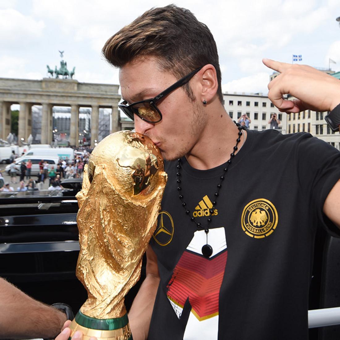 Mesut Özil feiert den WM-Sieg